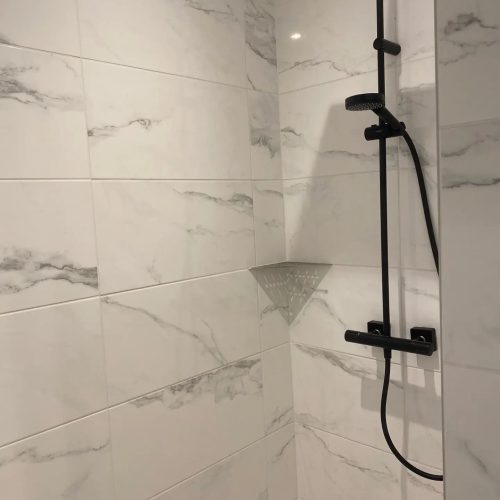 salle de bain faïence et carrelage imitation marbre