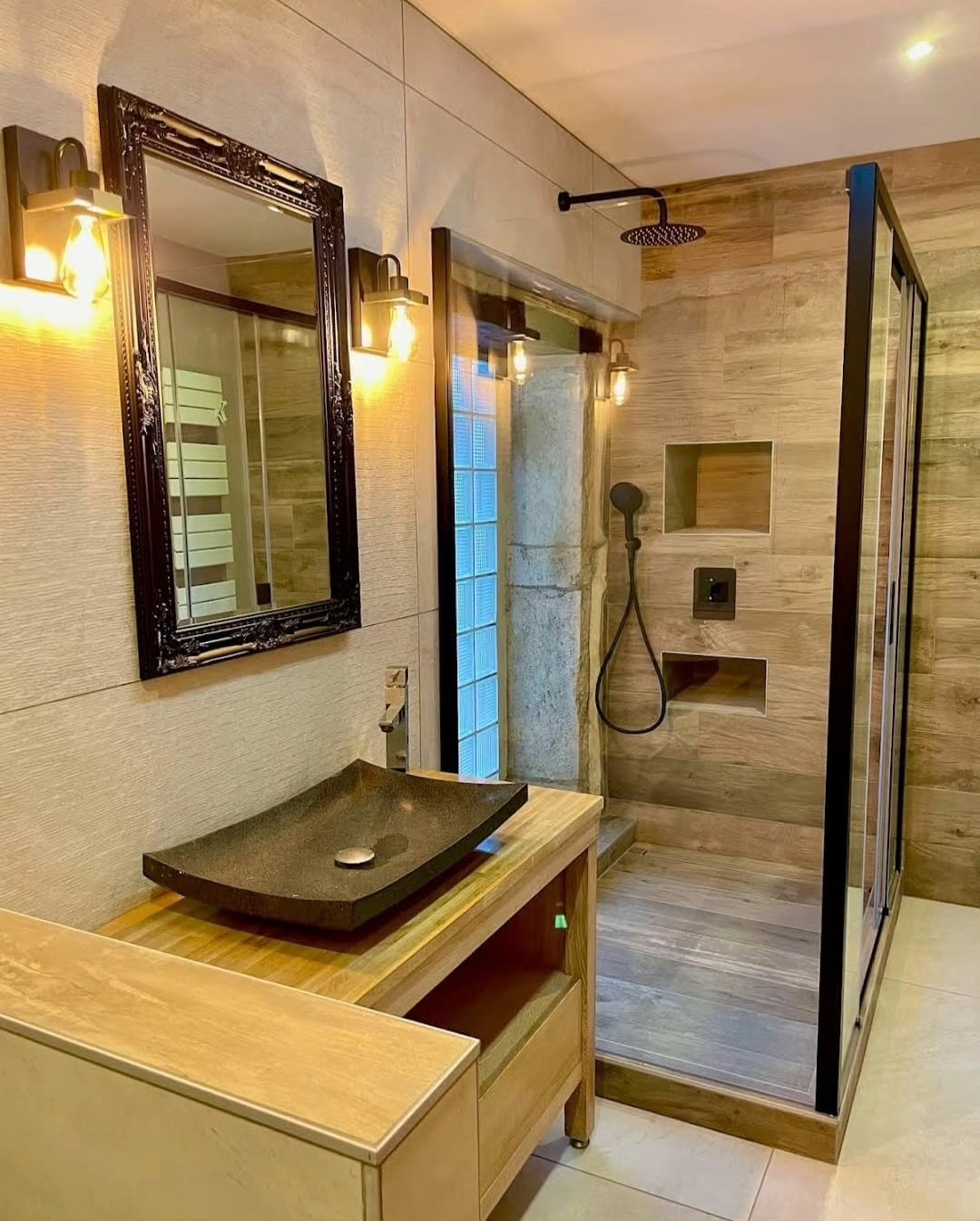 Rénovation d'une salle de bain à Savigneux. Douche à l'italienne et mur avec un carrelage imitation parquet
