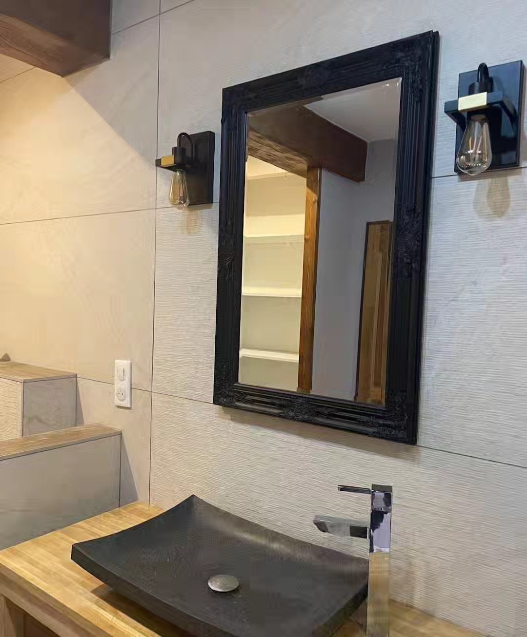Rénovation d'une salle de bain à Savigneux. Douche à l'italienne et mur avec un carrelage imitation parquet