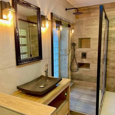 Rénovation d'une salle de bain à Savigneux. Douche à l'italienne et mur avec un carrelage imitation parquet